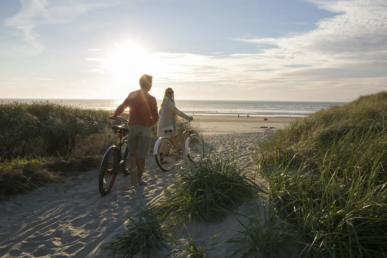 para na rowerach przed wejściem na plażę